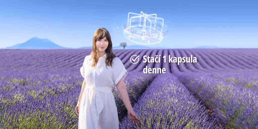 žena kráčajuca v levandulovom poli